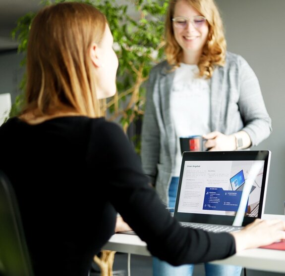 Mitarbeiterinnen der novaCapta im Büro in Hannover