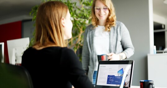 Mitarbeiterinnen der novaCapta im Büro in Hannover