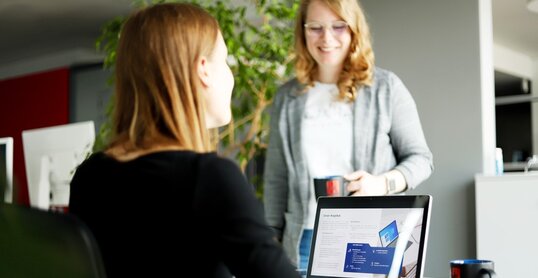 Mitarbeiterinnen der novaCapta im Büro in Hannover