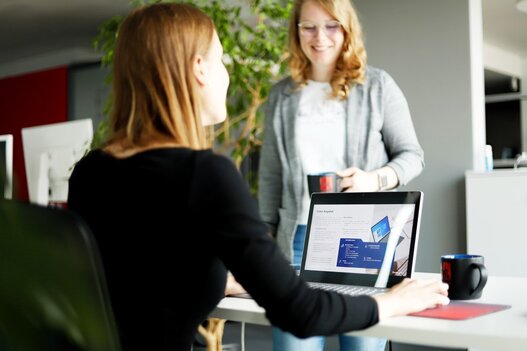 Mitarbeiterinnen der novaCapta im Büro in Hannover