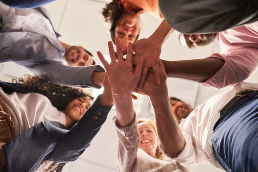 Gruppe Freunde als Startup Team beim Hände stapeln