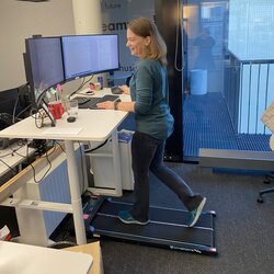 Tanja Pätzold auf einem Lauf- und Walkingpads in unserem Büro in Hannover