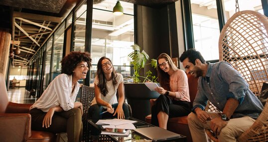 Ein Team arbeitet offline zusammen, indem sich die Mitglieder ungezwungen austauschen.