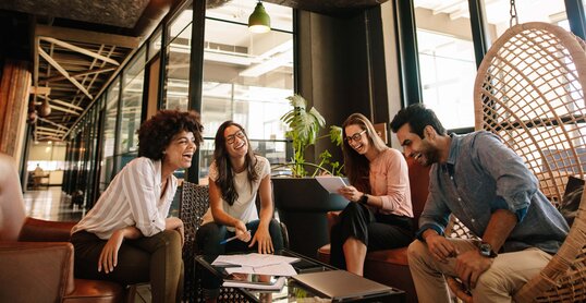 Ein Team arbeitet offline zusammen, indem sich die Mitglieder ungezwungen austauschen.