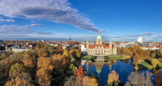 Panoramablick auf Hannover mit Rathaus