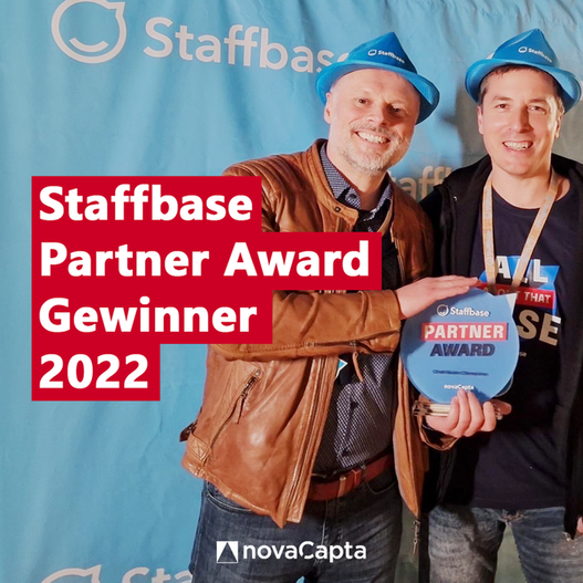 Andrej Doms, Business Unit Leiter Modern Work und Ole Ruehaak, Senior Software Developer Modern Workplace, nahmen den Partner Award "Contribution Champion" auf dem Partner Summit entgegen. 