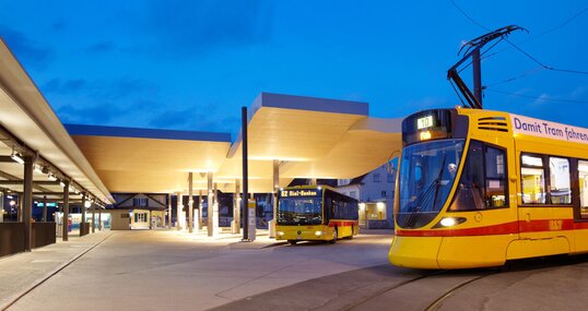 Straßenbahn und Bus von BLT Baselland Transport AG