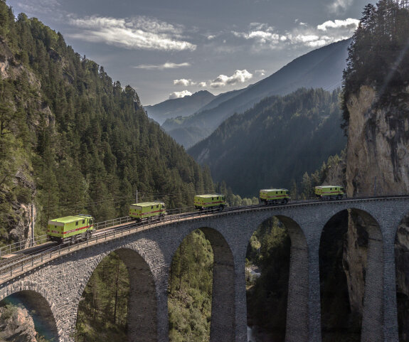 LKW fahren über Brücke in den Alpen