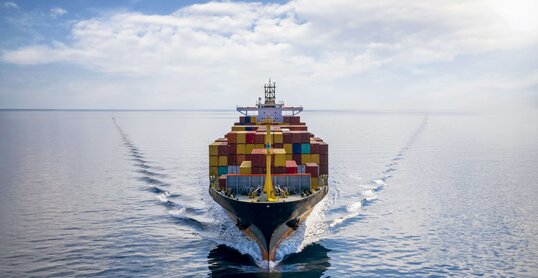 Beladenes Containerschiff auf dem Meer