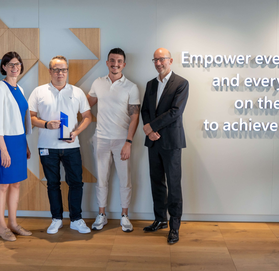 Mitarbeitende der novaCapta bei der Preisverleihung zum Schweizer Microsoft Partner of the Year mit Award 2022