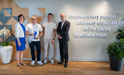 Mitarbeitende der novaCapta bei der Preisverleihung zum Schweizer Microsoft Partner of the Year mit Award 2022