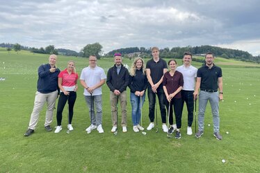 Foto des novaCapta-Schweiz-Teams bei einem Golf-Team-Event 